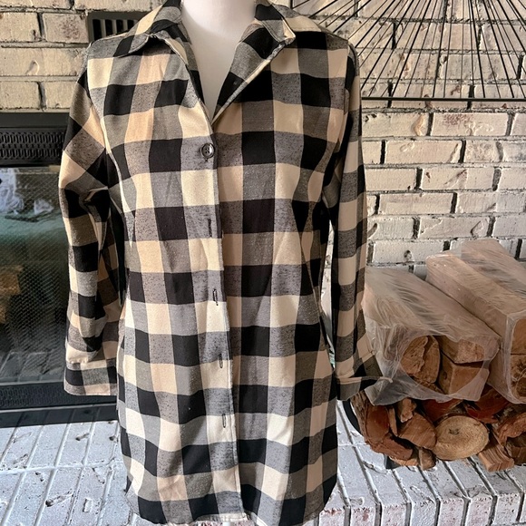 LuLaRoe Black and Cream Checkered Top - Picture 1 of 2